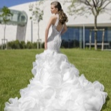 Um magnífico vestido de noiva sereia com um trem