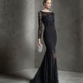 שמלת ערב שחורה של פרונוביאס