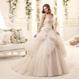 Magnífico vestido de noiva em camadas