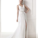 Vestido de novia de la colección FASHION de Pronovias con abertura.