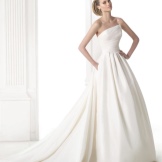 فستان زفاف من مجموعة GLAMOUR من Pronovias الرائعة