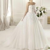 Сватбена рокля с флорален бюстие