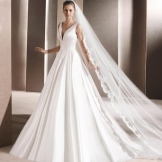 La Sposa kāzu kleita ar dziļu kakla izgriezumu