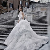 اليساندرو انجيلوزي فستان زفاف مع قطار