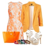 Weiß-Pfirsich-Kleid mit einer orangefarbenen Tasche