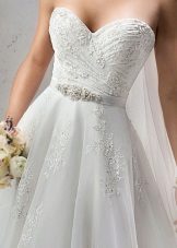 Vestuvinė suknelė iš siuvinėto tiulio