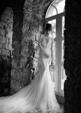 Tilto sijonas nėrinių vestuvinėje suknelėje