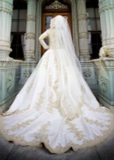 فستان زفاف مسلم مع التطريز