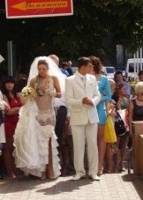 Svatební šaty ve formě spodního prádla a vlaku