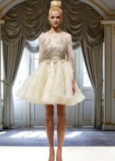 Къса сватбена рокля с апликация от дантела