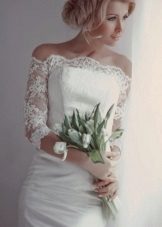 Vestido corto de novia con mangas de encaje
