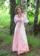 Gaun pengantin dengan sulaman dalam gaya Rusia