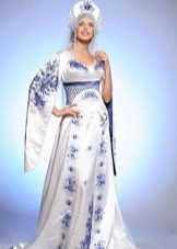 Rusijos stiliaus vestuvinė suknelė su mėlynais siuvinėjimais