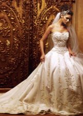 Váy cưới tươi tốt với kim cương giả
