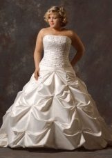 Vestido de noiva para noivas cheias com um espartilho