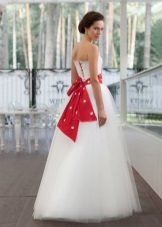 Vestuvinė suknelė su raudonu diržu „Edelweis Fashion Group“