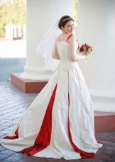 Сватбена рокля с червени мъниста