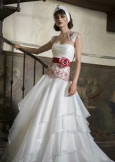 Gaun pengantin dengan busur merah