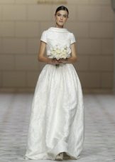 Сватбена рокля с къс ръкав