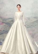Satininė vestuvinė suknelė su siuvinėjimais