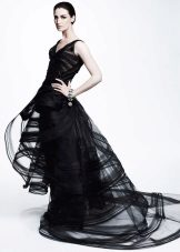 فستان سهرة أسود من تصميم زاك بوزن