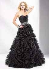 Черна вечерна рокля с цветя на пола