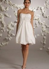 Gaun perkahwinan pendek dengan skirt loceng