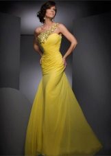 Šviesiai geltona puošta vakarinė suknelė