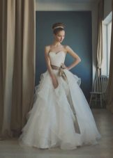 Великолепна сватбена рокля с драпиране на корсет