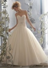 Gaun pengantin dengan skirt penuh dan pinggang yang rendah