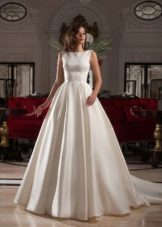 Gaun pengantin dari koleksi Rekaan Kristal 2015 dengan renda