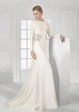 Gaun pengantin dengan aksen renda