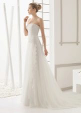 Gaun pengantin dengan aksen renda