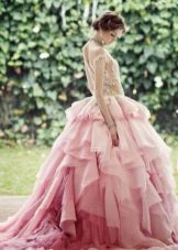 فستان زفاف وردي على طراز الأميرة
