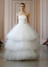 Bröllopsklänning med en lagrad kjol 2016 från Oscar de la Renta
