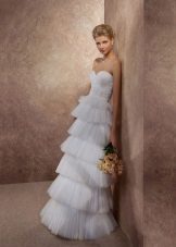 Um vestido de noiva de várias camadas da coleção de Magic Dreams de gabbiano