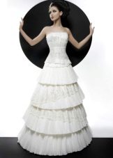 En brudekjole med et flerlags nederdel fra Courage-kollektionen