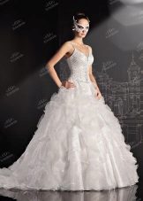 Gaun pengantin dari To Be Bride yang megah dengan pakaian mewah