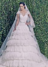 Vestuvinė suknelė iš 2014 m. Žiemos kolekcijos su sluoksniuotu sijonu