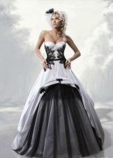 balta un melna kāzu kleita ar mežģīnēm un tilla