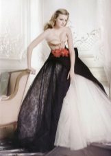 Gaun pengantin dengan tali pinggang merah dan skirt hitam