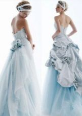 Světle modré svatební šaty s vlakem