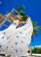 Сватбена рокля със сини цветя