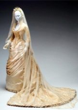 Drapiertes Hochzeitskleid des 19. Jahrhunderts