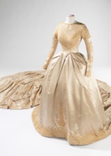 Suknia ślubna z pętelką z XIX wieku