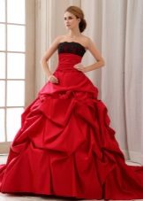Červené svadobné šaty s čiernym dekorom
