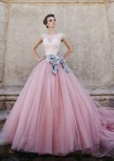 Violetinė vestuvinė suknelė