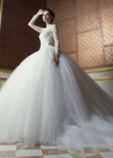 Um magnífico vestido de noiva fechado