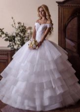 Een prachtige trouwjurk met een rok met meerdere lagen