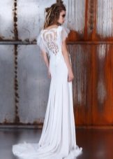 Elegancka suknia ślubna z dekoltem z tyłu z trenem